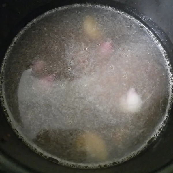 Masak nasi dengan sebagian air kaldu yang telah dibuat sebelumnya.