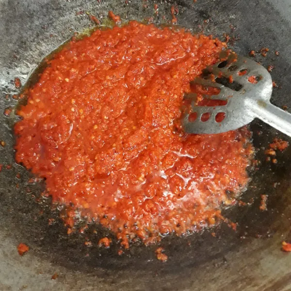 Lalu tumis bumbu halus, sampai bau langu hilang