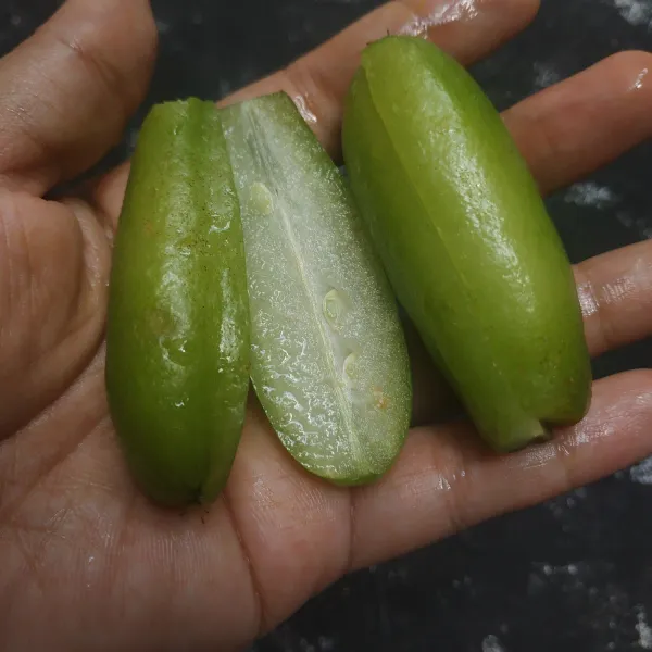 Masak lagi, kemudian tambahkan irisan belimbing, masak hingga mendidih, angkat dan sajikan