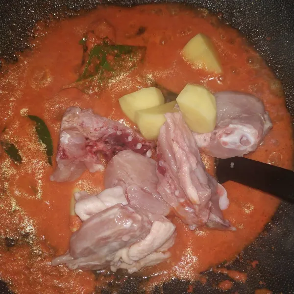 Tambahkan ayam dan kentang,aduk rata, masak sebentar, sambil diaduk