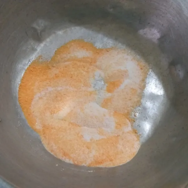 Bagi dua bubuk jelly instan, masing-masing sekitar 7,5 gr. 1 bagian untuk membuat jelly kuning, bagian yang lain untuk membuat jelly putih. Setelah itu pertama campurkan bubuk jelly dan bubuk minuman jeruk hingga rata.