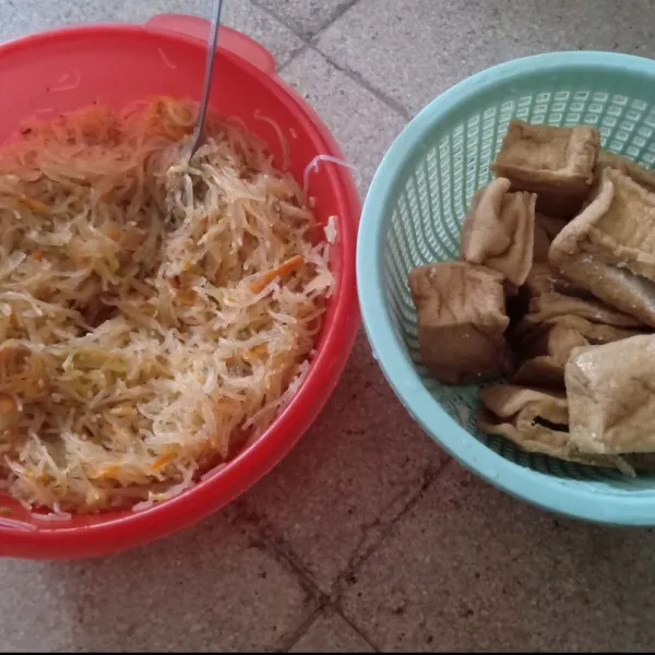 Dinginkan bihun, masukkan ke dalam tahu coklat