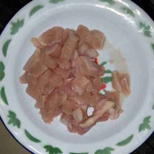 Cuci bersih ayam. Buang tulang ayam kemudian potong dadu