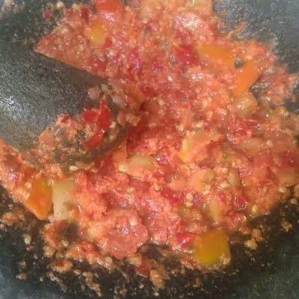 Sambil merebus, haluskan cabe rawit, cabe keriting,  bawang merah, bawang putih dan tomat menggunakan blender/diulek