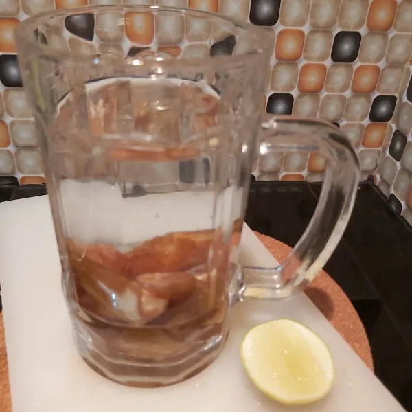 Masukkan kurma kedalam gelas kemudian tambahkan kurang lebih 250 ml air matang kedalam gelas.