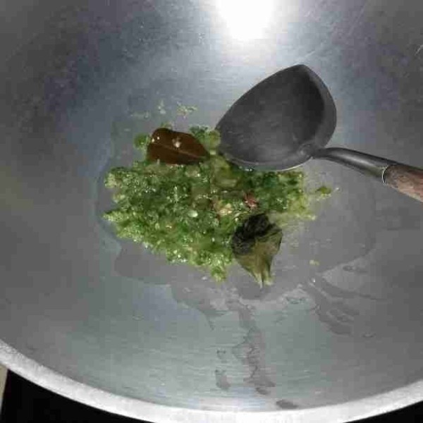Panaskan minyak goreng. Tumis bumbu halus, daun jeruk, daun salam, lengkuas dan batang serai hingga harum