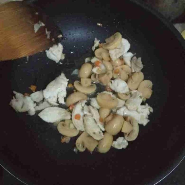 Panaskan wajan, beri sedikit minyak goreng. Masukkan bawang putih dan cabe sampai harum, kemudian masukan ayam dan jamur.