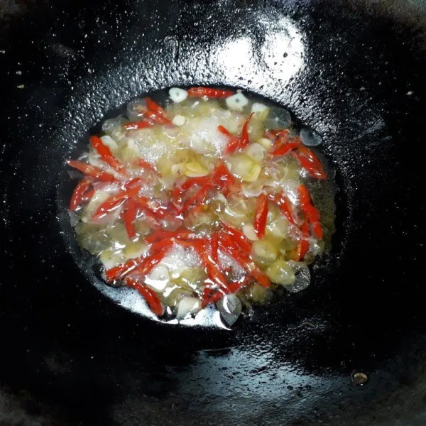 Masukkan secukupnya air, tunggu hingga air sedikit menyusut, cicipi rasa