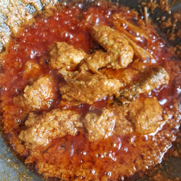 Biarkan hingga kuah santan surut
