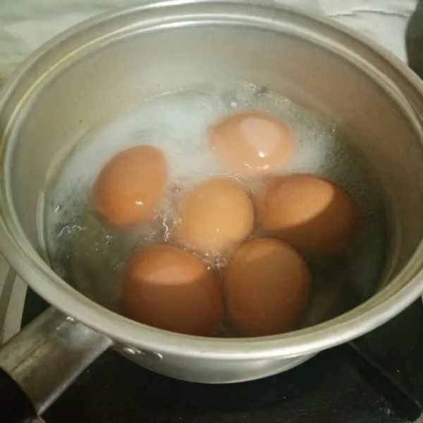 Masukkan telur dan air dalam panci, lalu rebus hingga telur matang, angkat