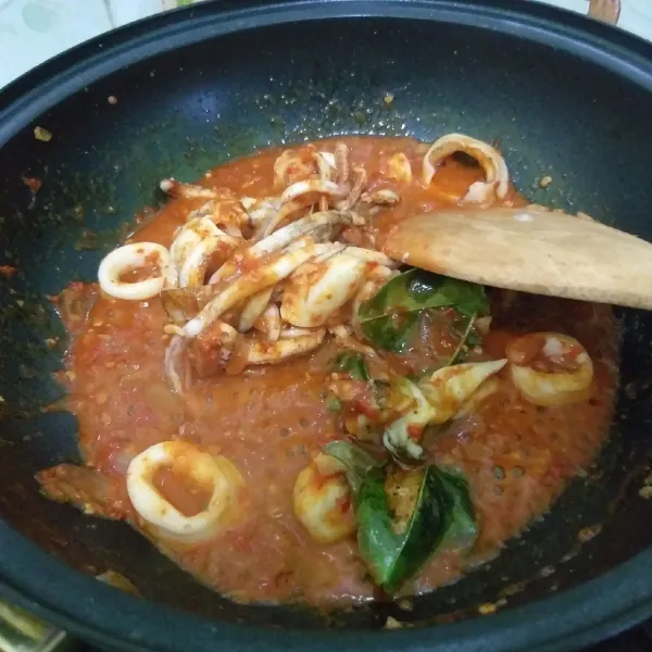 Setelah cumi matang, koreksi rasa