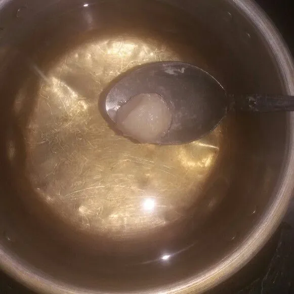Didihkan air dalam panci, lalu matikan apinya. Cetak adonan bulat-bulat lalu masukkan ke dalam panci. Lakukan hingga adonan habis