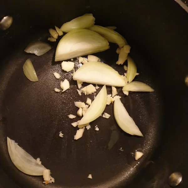 Tumis bawang bombay dan bawang putih