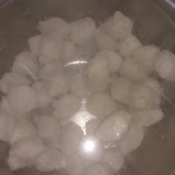 Angkat, langsung cemplunkan ke wadah berisi air dingin. Diamkan sebentar, kemudian tiriskan