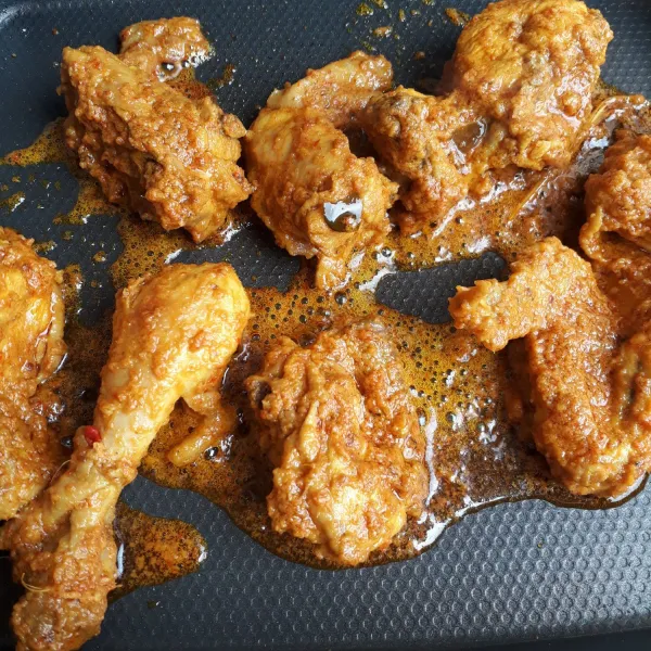 Panaskan teflon anti lengket, bakar ayam di atas teflon bolak balik sambil dioles sisa bumbu ayam. Bakar hingga kecoklatan. Sajikan