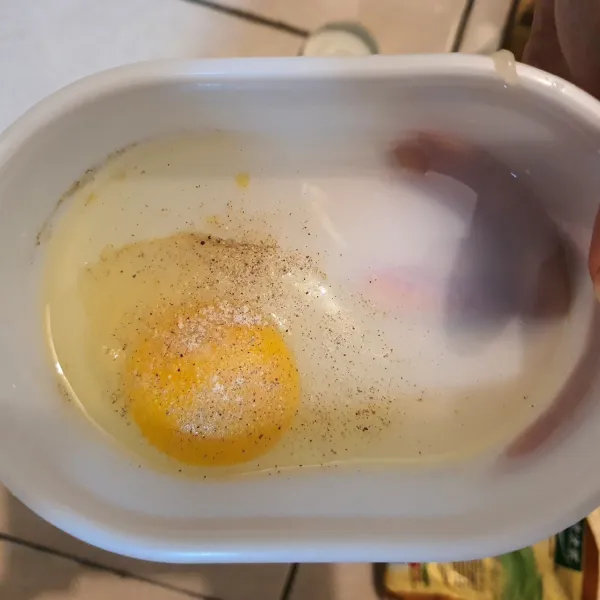 Siapkan telur (masukan lada dan garam). Setelah ayam di marinate 30 menit. Celupkan ke telur, tepung terigu dan teping roti