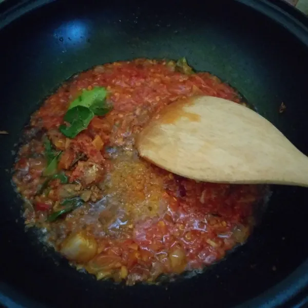 Setelah berminyak tambahkan garam, gula, lada dan kaldu bubuk