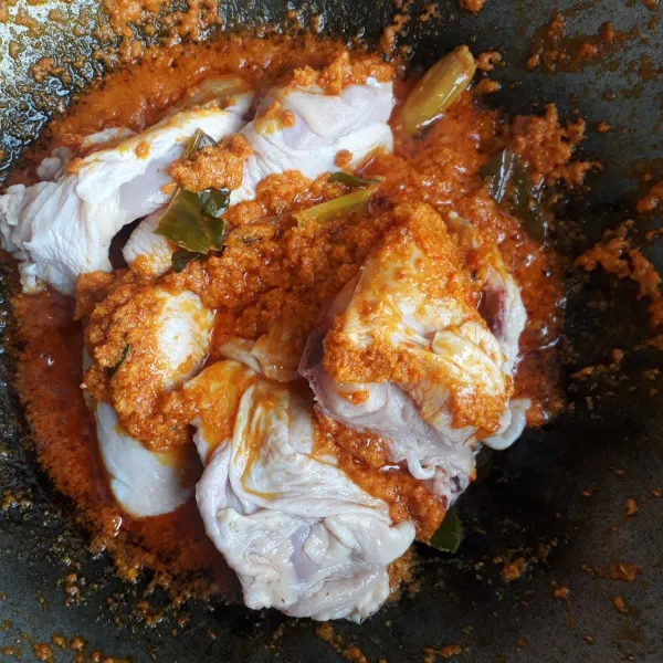 Masukkan ayam, aduk rata hingga ayam berubah warna