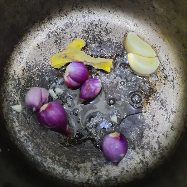 Tumis jahe, bawang merah, dan dua buah bawang putih dengan 1 sdm minyak wijen hingga harum.
