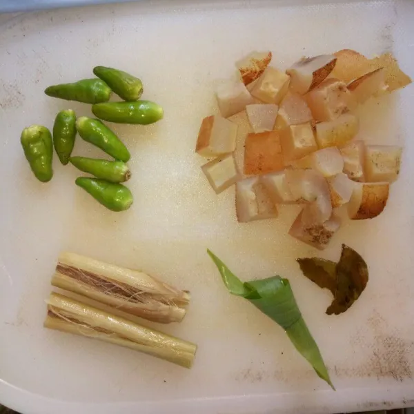 Bersihkan kikil dan potong dadu (kikil siap pakai yg sudah di rebus), geprek serai, ikat simpul daun kunyit, buang tulang daun jeruk, untuk rawit dibiarkan utuh
