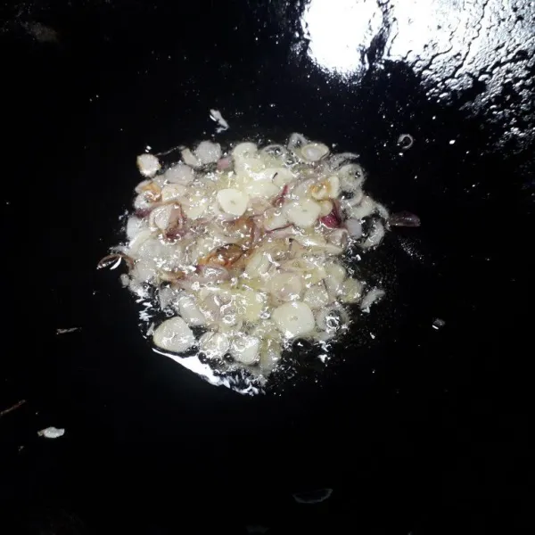 Tumis bawang merah dan bawang putih hingga harum