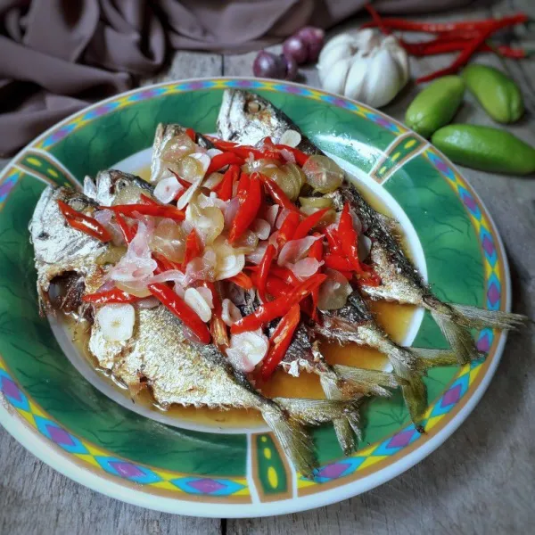 Tata ikan dipiring lalu siram dengan sambal belimbing wuluh dan sajikan selagi hangat