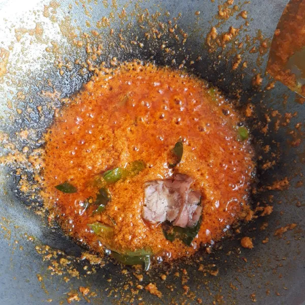 Masukkan lengkuas, daun jeruk, serai dan daun salam, aduk hingga bumbu matang