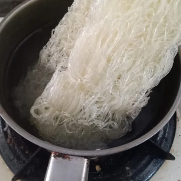 Rebus bihun jagung hingga empuk, angkat dan tiriskan