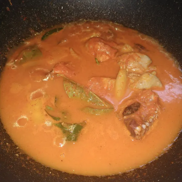 Tambahkan air kemudian masak hingga mendidih, matikan api, tutup panci 30 menit