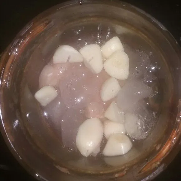 Campur dada ayam, putih telur, bawang putih dan es batu. Lalu blend hingga halus