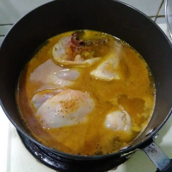 Siapkan ayam bersih, beri bumbu ayam goreng dan garam tambahkan air matang, rebus hingga matang
