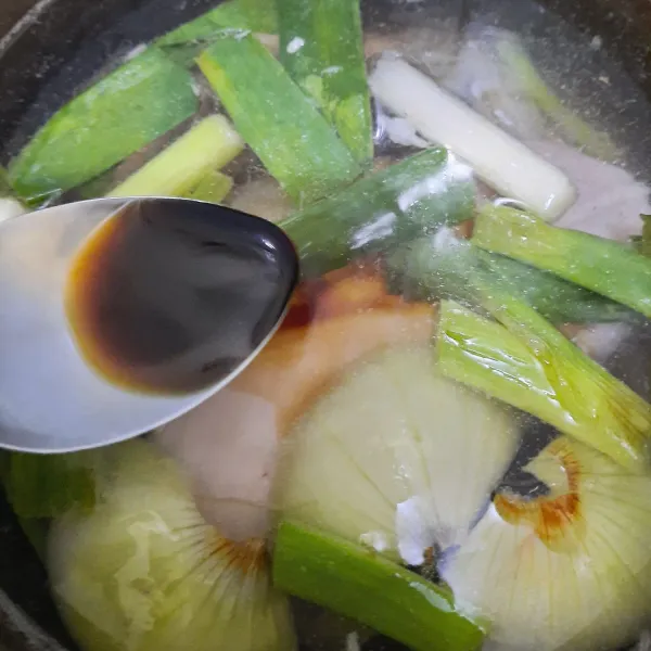 Masukkan 3 sdm kecap asin, 1 sdm penyedap rasa jamur, dan garam. Masak dengan api kecil selama lebih kurang 30 menit. Setelah matang, sisihkan.