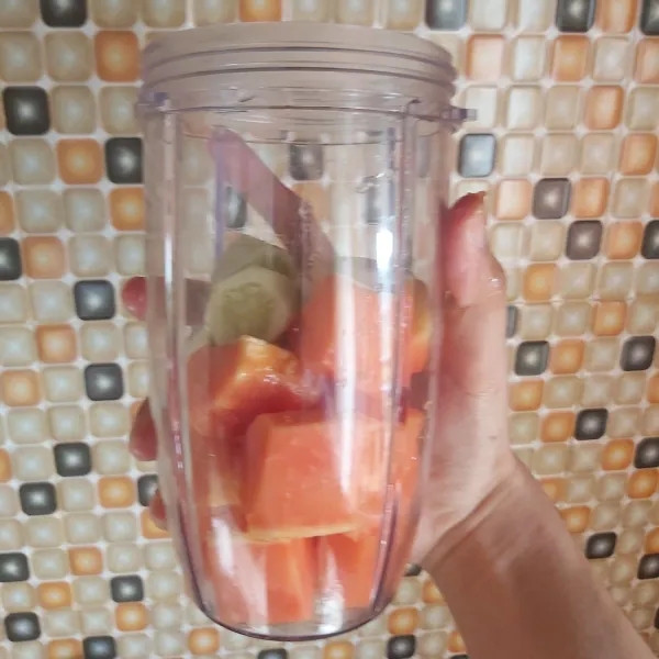 Masukkan buah kedalam wadah blender