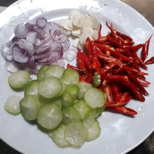 Siapkan bahan yang diiris