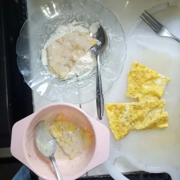 Potong telur menjadi 4 bagian. Siapkan 2 wadah yang berbeda untuk adonan basah dan kering. Larutkan bahan adonan basah, celupkan telur sampai rata lalu baluri dengan adonan kering