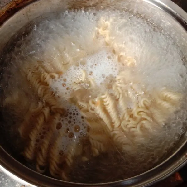 Rebus mie instant sampai matang. angkat tiriskan