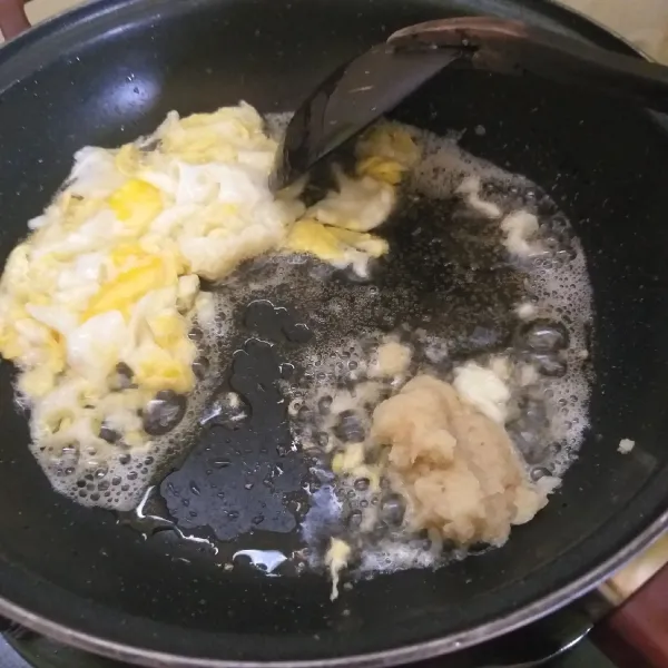 Panaskan wajan, beri minyak dan tambahkan telur, bentuk menjadi orak-arik. Sisihkan dipinggir wajan. Masukkan bawang-kencur halus. Tumis sampai berbau harum