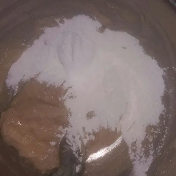 Tambahkan tepung tapioka, aduk kembali hingga tercampur rata