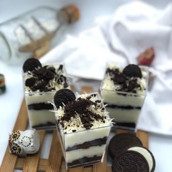 Isi topping keju dan oreo diatasnya, selamat menikmati.