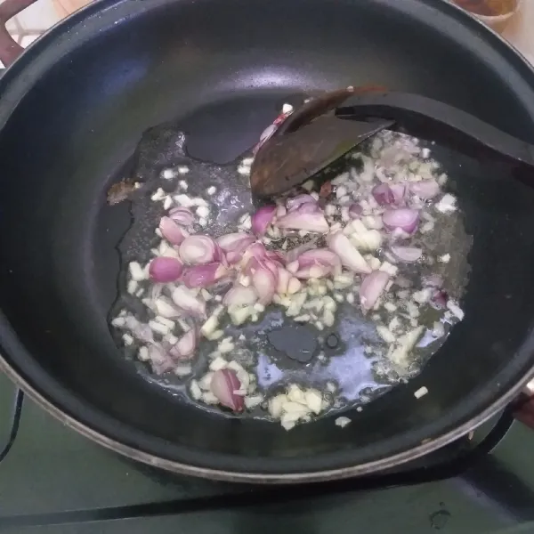 Panaskan 3 sdm minyak goreng di wajan, gunakan api sedang. Tumis bawang merah dan bawang putih sampai harum dan layu