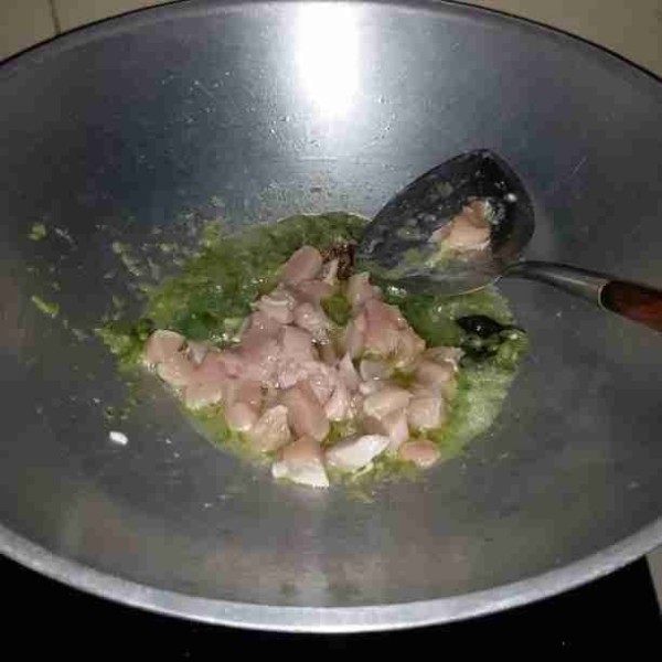 Masukan air, gula, garam, kaldu bubuk dan potongan ayam