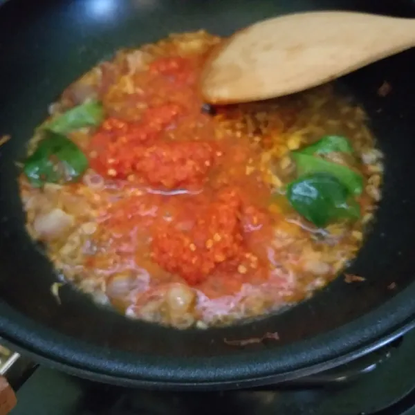 Tambahkan cabai halus dan daun jeruk. Masak sampai sambal berminyak