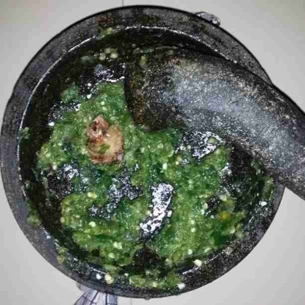 Ulek bawang merah, bawang putih, cabe rawit hijau, cabe hijau besar hingga halus