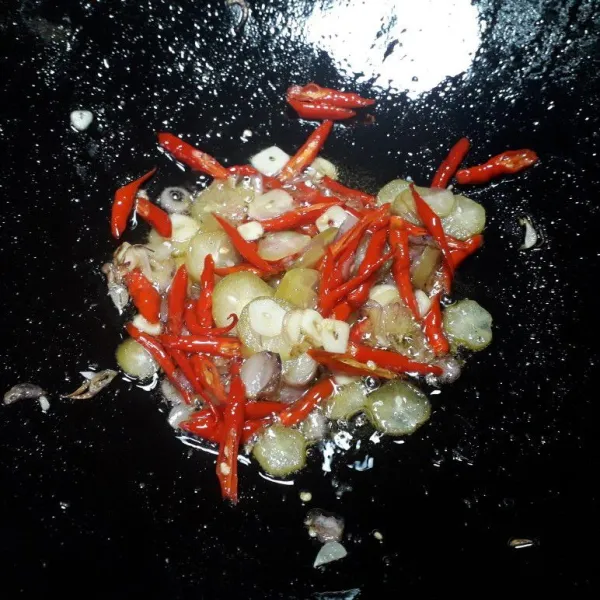 Adu-aduk hingga setengah layu, bumbui garam, gula pasir dan kaldu bubuk