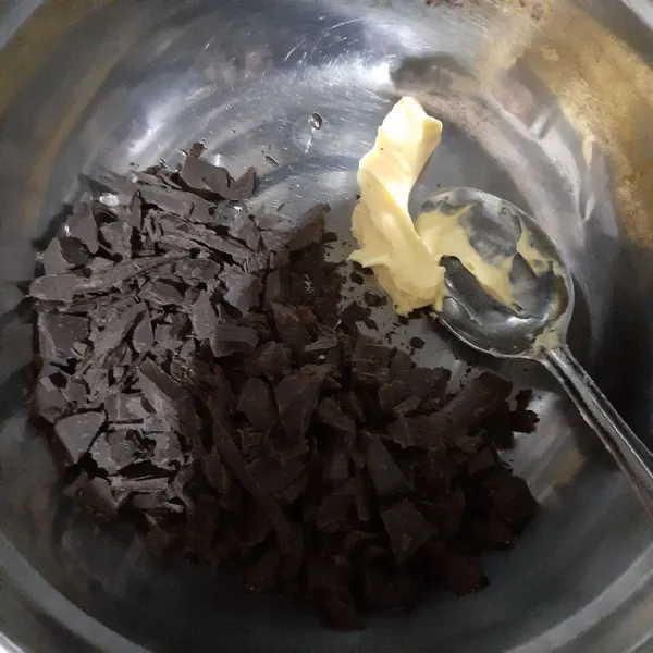 Lelehkan coklat batang dan mentega dengan cara di tim