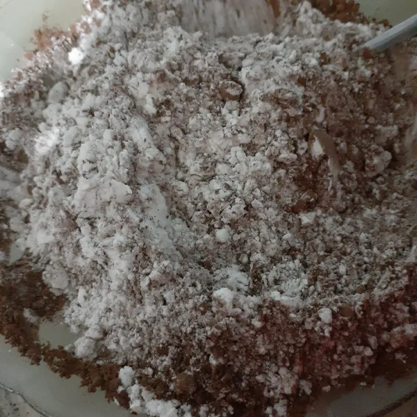 Campurkan coklat bubuk, terigu, dan garam hingga tercampur
