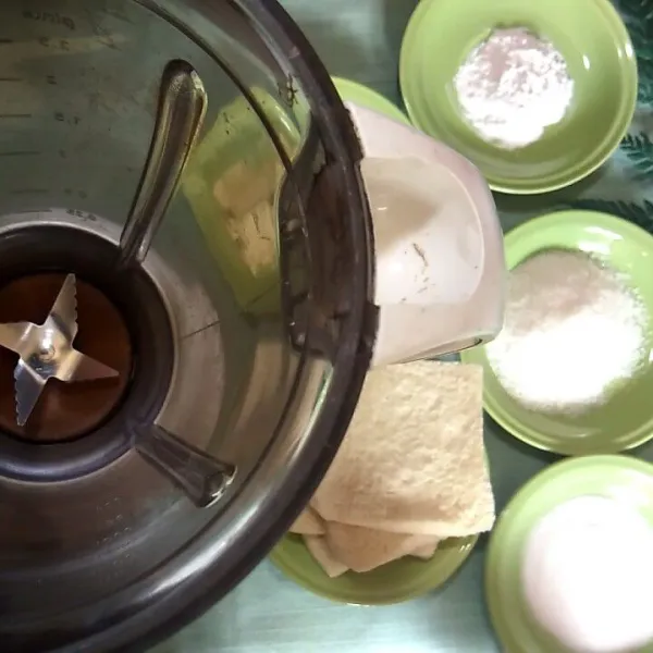 Potong dadu keju cheddar dan masukkan semua bahan ke dalam blender.