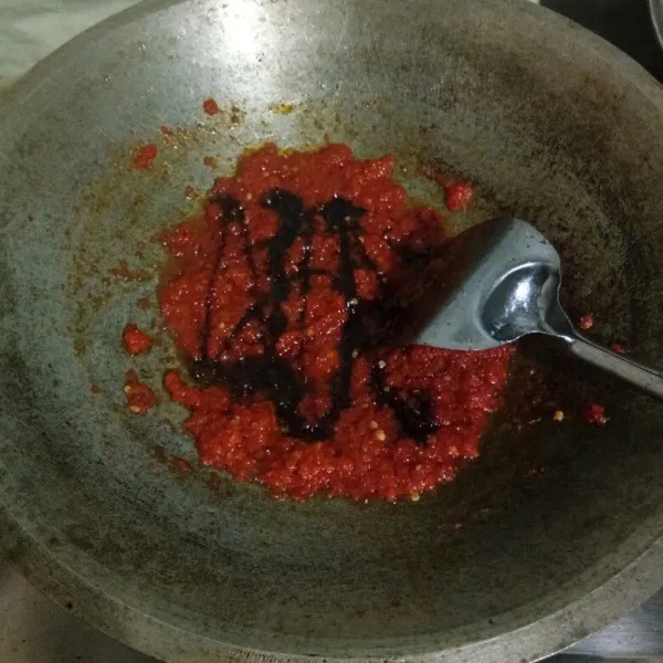 Masukkan garam dan kecap manis, aduk rata