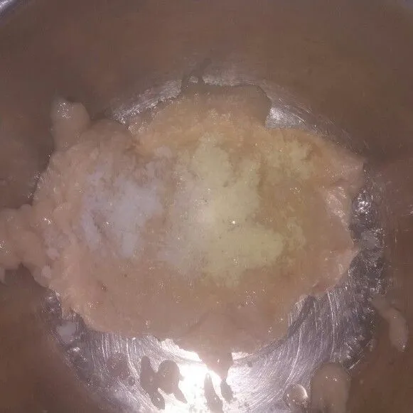 Pindahkan ke dalam wadah, bubuhkan garam, gula dan kaldu bubuk. Aduk menggunakan sendok hingga tercampur rata dan adonannya jadi lebih kental/padat