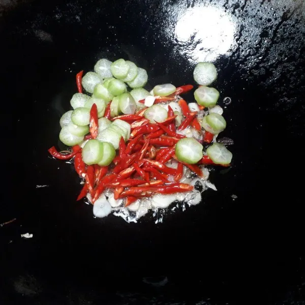 Masukkan irisan cabe merah dan belimbing wuluh